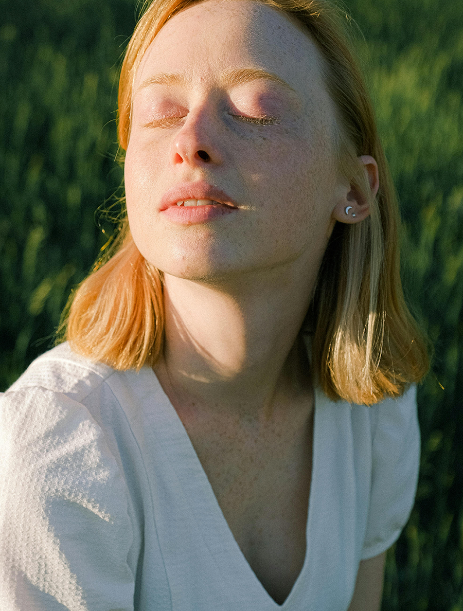 mujer en el campo con sol en la cara