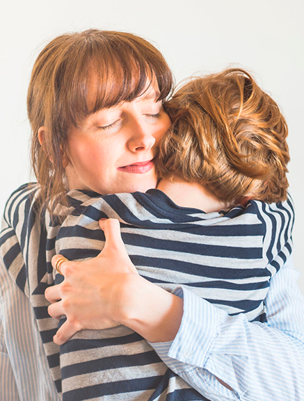abrazo entre madre e hijo